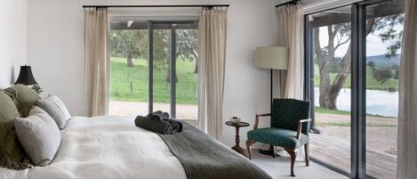 5 bedrooms, desk, iron/ironing board, free WiFi