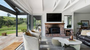 Una Smart TV, una chimenea