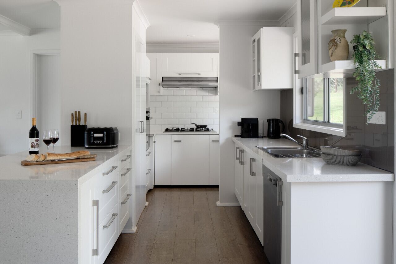 Frigorífico, microondas, horno y placa de cocina