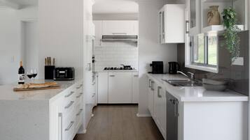 Refrigerador, microondas, horno y parrilla de estufa