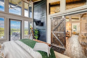 3 habitaciones, escritorio y tabla de planchar con plancha 