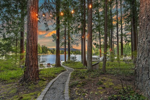 Lakefront cottage with docks, kayak, deck, firepit & beachfront, drive to skiing