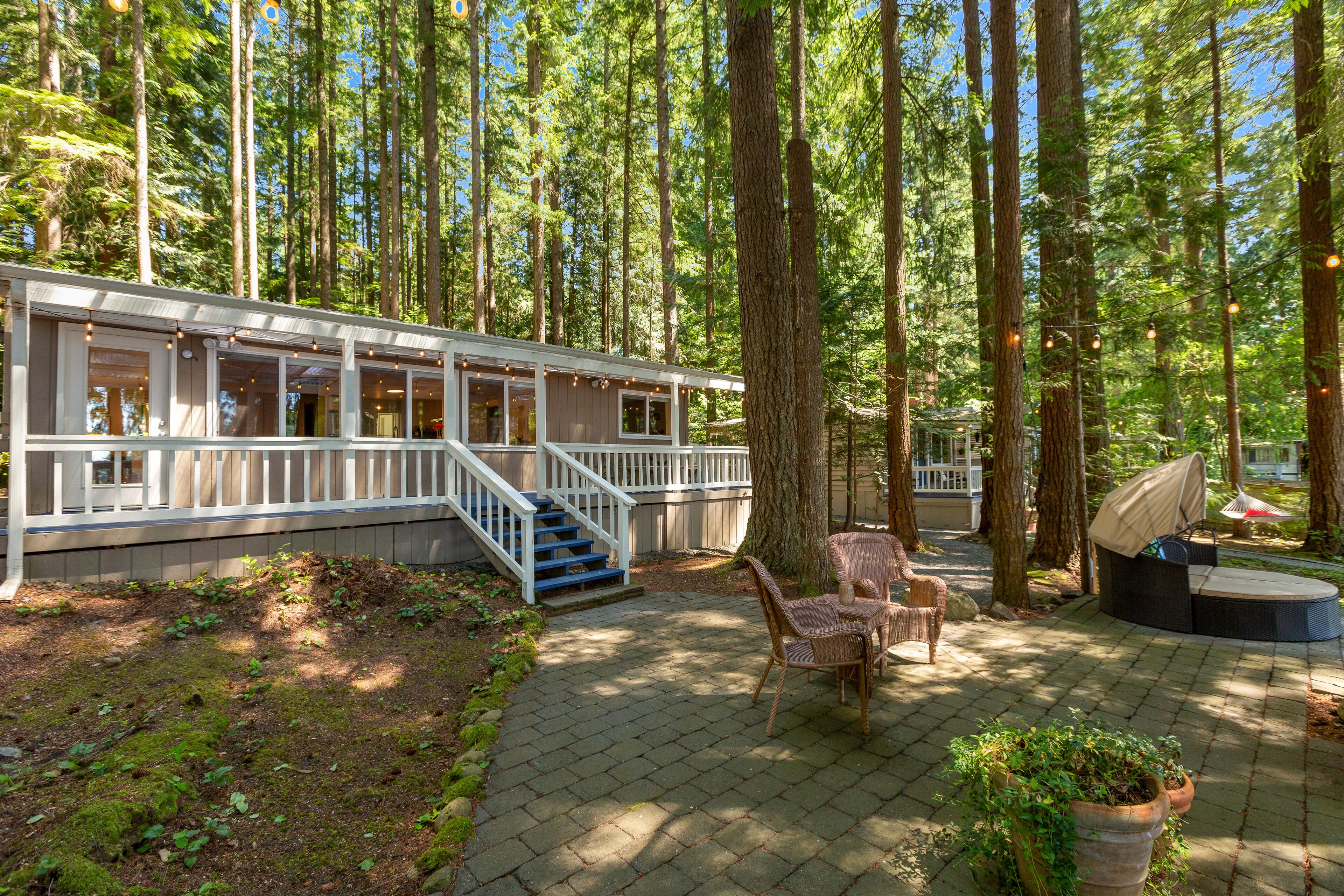 Lakefront cottage with docks, kayak, deck, firepit & new grill - drive to skiing