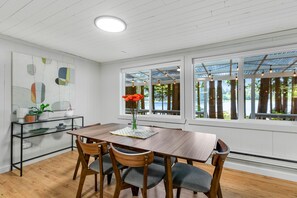 Dining - Lakefront cottage with docks, kayak, deck, firepit & beachfront, drive to skiing (Fall City)