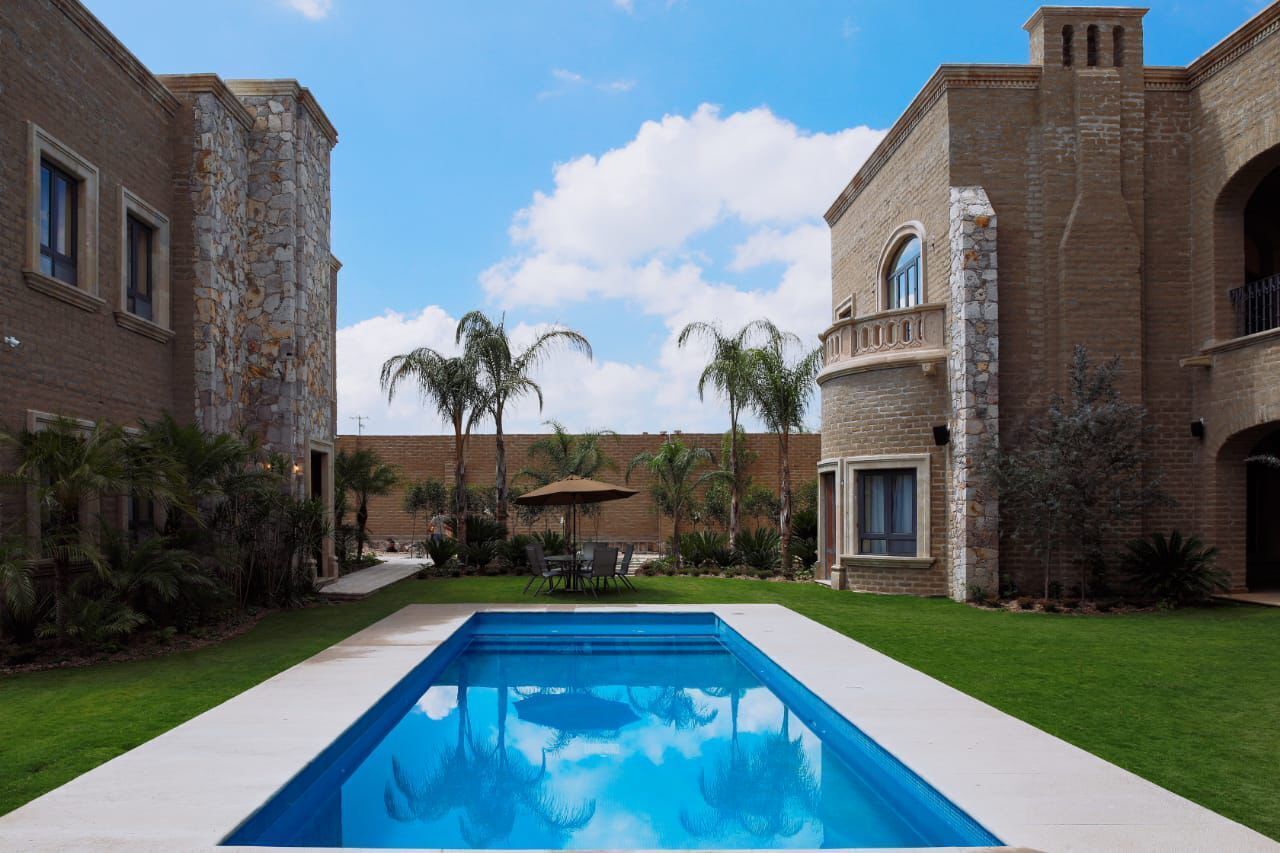 Piscine extérieure, parasols de plage