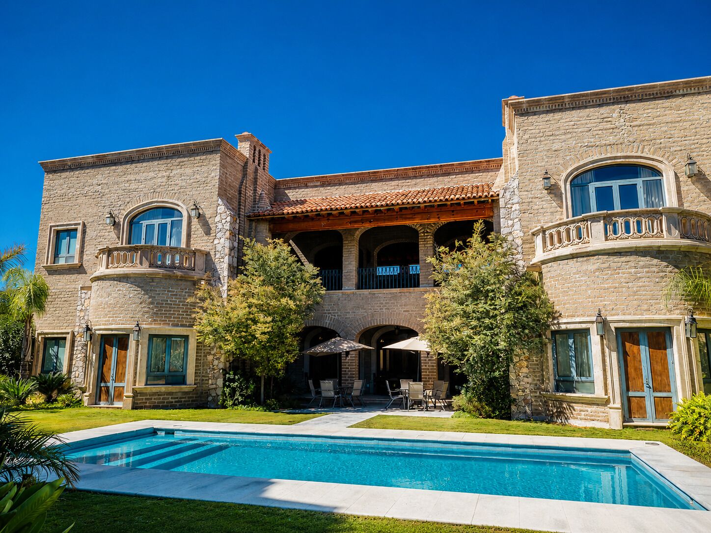 Una piscina al aire libre, sombrillas