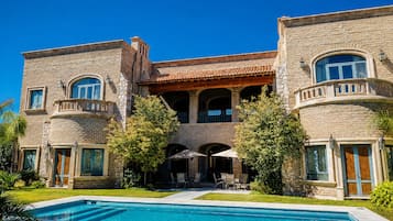 Una piscina al aire libre, sombrillas