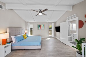 4 chambres, bureau, fer et planche à repasser, lit parapluie