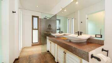 Villa de lujo | Baño | Secador de pelo, toallas y papel higiénico