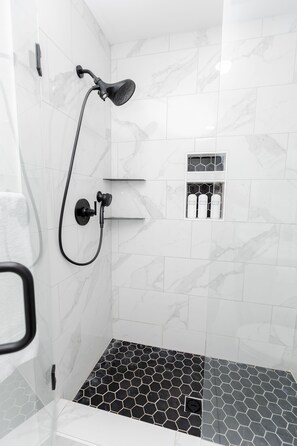 Banheira, secador de cabelo, toalhas de banho, sabonete