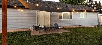 Luxury Modern King Suite - Family/Business Getaway