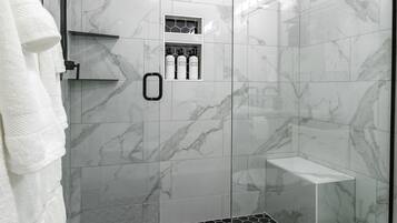 Baignoire, sĂšche-cheveux, serviettes fournies, savon