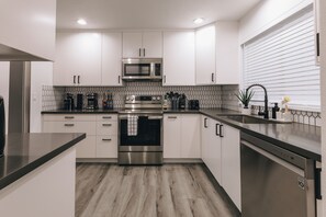 Kühlschrank, Mikrowelle, Ofen, Herdplatte