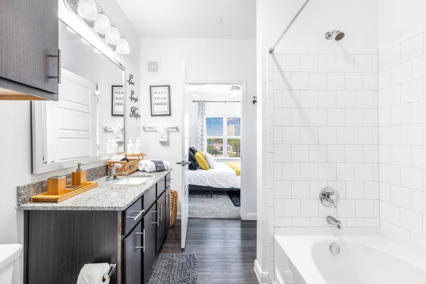 Amenidades de baño gratuitas, secadora de cabello, toallas, jabón 