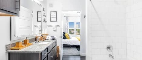 Amenidades de baño gratuitas, secadora de cabello, toallas, jabón