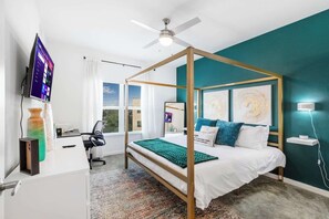 2 habitaciones, escritorio y tabla de planchar con plancha