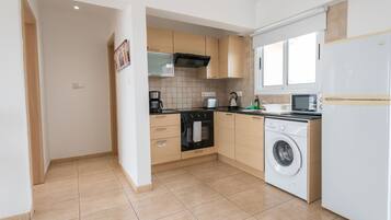 Full-size fridge, microwave, oven, stovetop