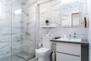 Departamento superior, vista a la alberca | Baño | Tina con regadera, amenidades de baño gratuitas, secadora de cabello 