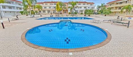 Piscina all'aperto, ombrelloni da piscina, lettini