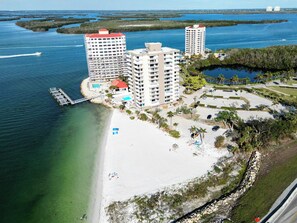 Aan het strand, ligstoelen aan het strand, strandlakens
