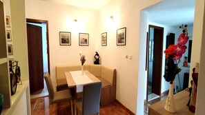 Maison (Three bedroom Holiday Home with swimm) | Salle à manger