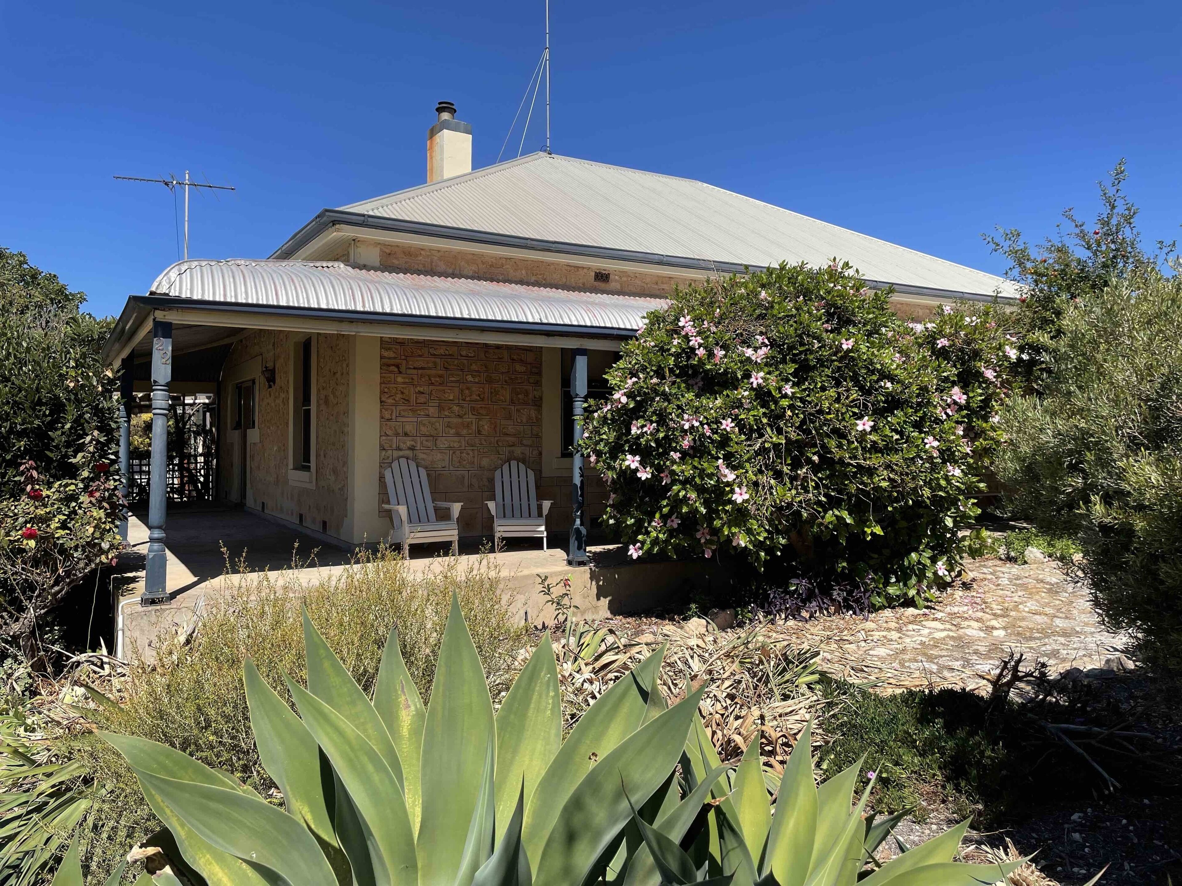 Harriett House Stansbury: cosy stone cottage garden retreat 5 minutes from beach