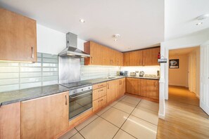 Fridge, microwave, oven, stovetop - Quayside Apartment - Central Location (Dundee City Council)
