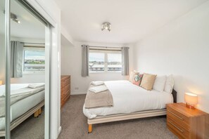 Desk, iron/ironing board, free WiFi, bed sheets - Quayside Apartment - Central Location (Dundee City Council)