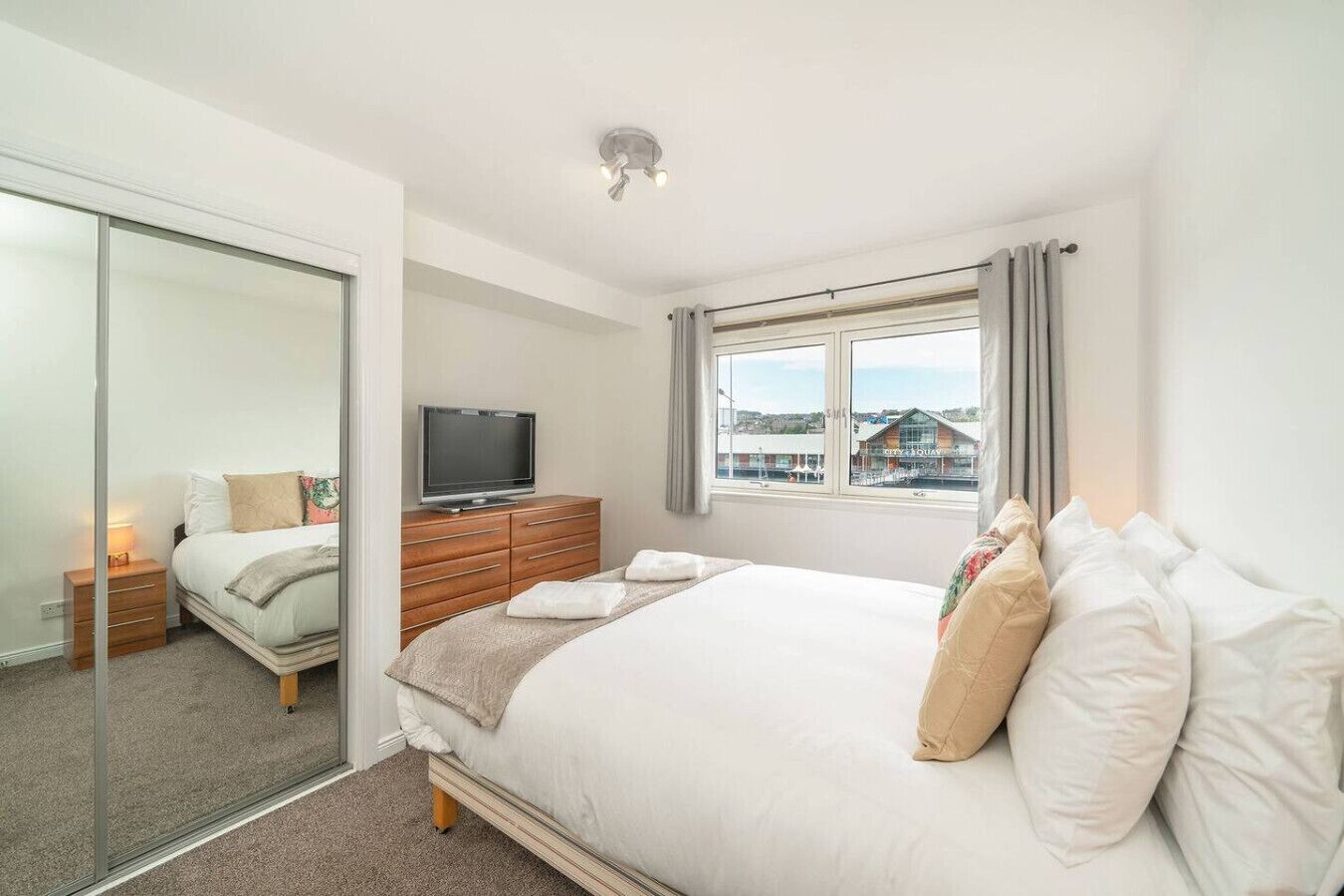 Skrivebord, strykejern/-brett, wi-fi (inkludert) og sengetøy