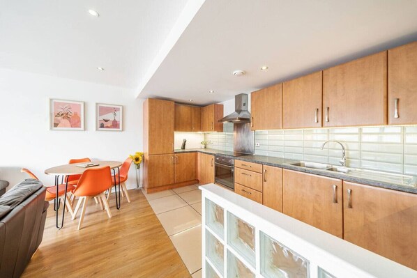 Fridge, microwave, oven, stovetop - Quayside Apartment - Central Location (Dundee City Council)