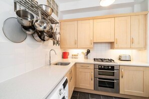 Réfrigérateur, four, plaque de cuisson, bouilloire électrique