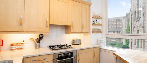 Fridge, oven, stovetop, electric kettle