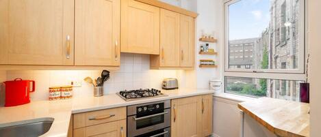 Fridge, oven, stovetop, electric kettle