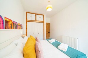 Bureau, fer et planche à repasser, Wi-Fi gratuit, draps fournis