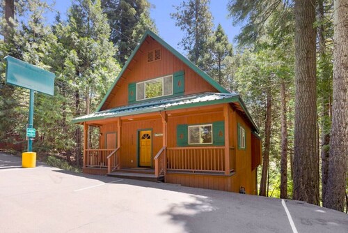 Aspen- Spacious River Front, family cabin