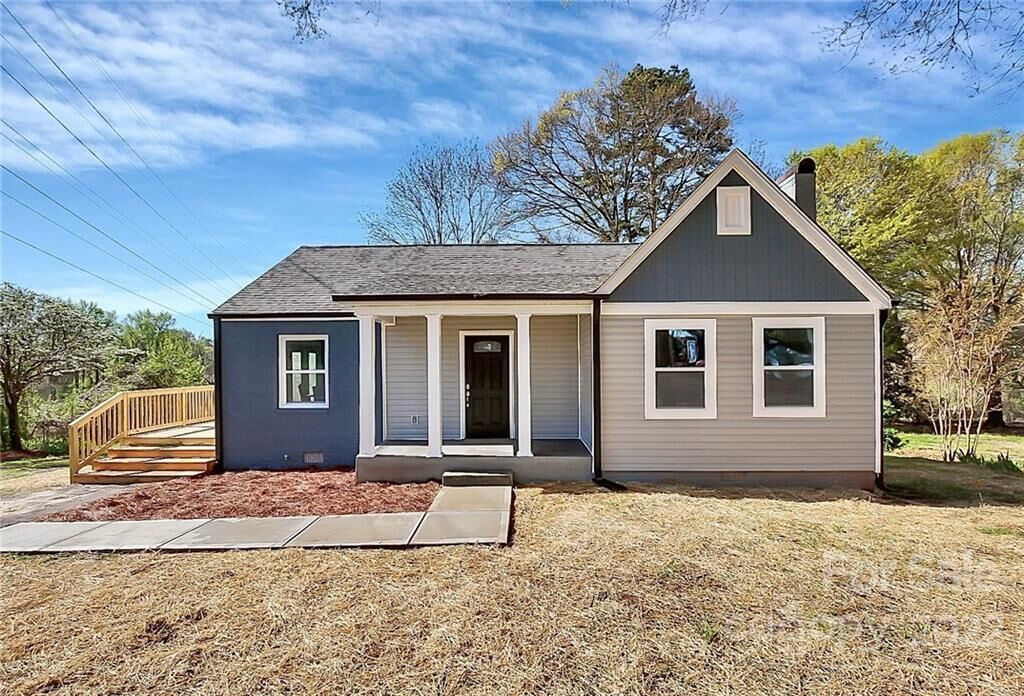 Pets Welcome - Entire Home 5 miles from CLT Airport, 3.5 miles from Center City!