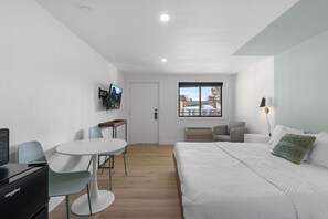 Rom – premium, 1 kingsize-seng | Individuelt dekorert, individuelt innredet og blendingsgardiner
