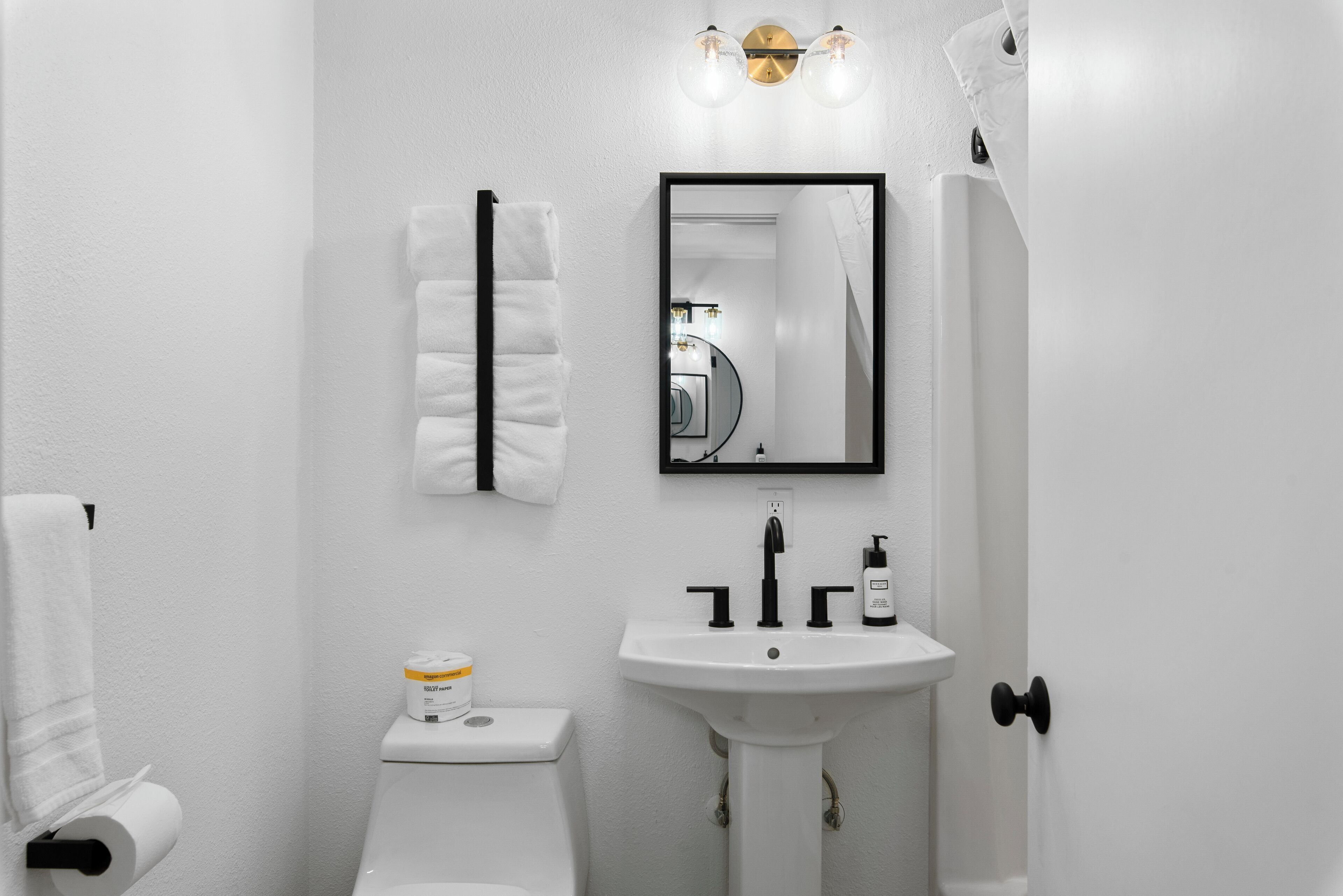 Designer-Toilettenartikel, Haartrockner, Handtücher, Seife