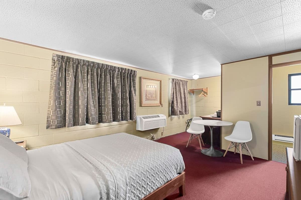 Economy Room, 1 Queen Bed