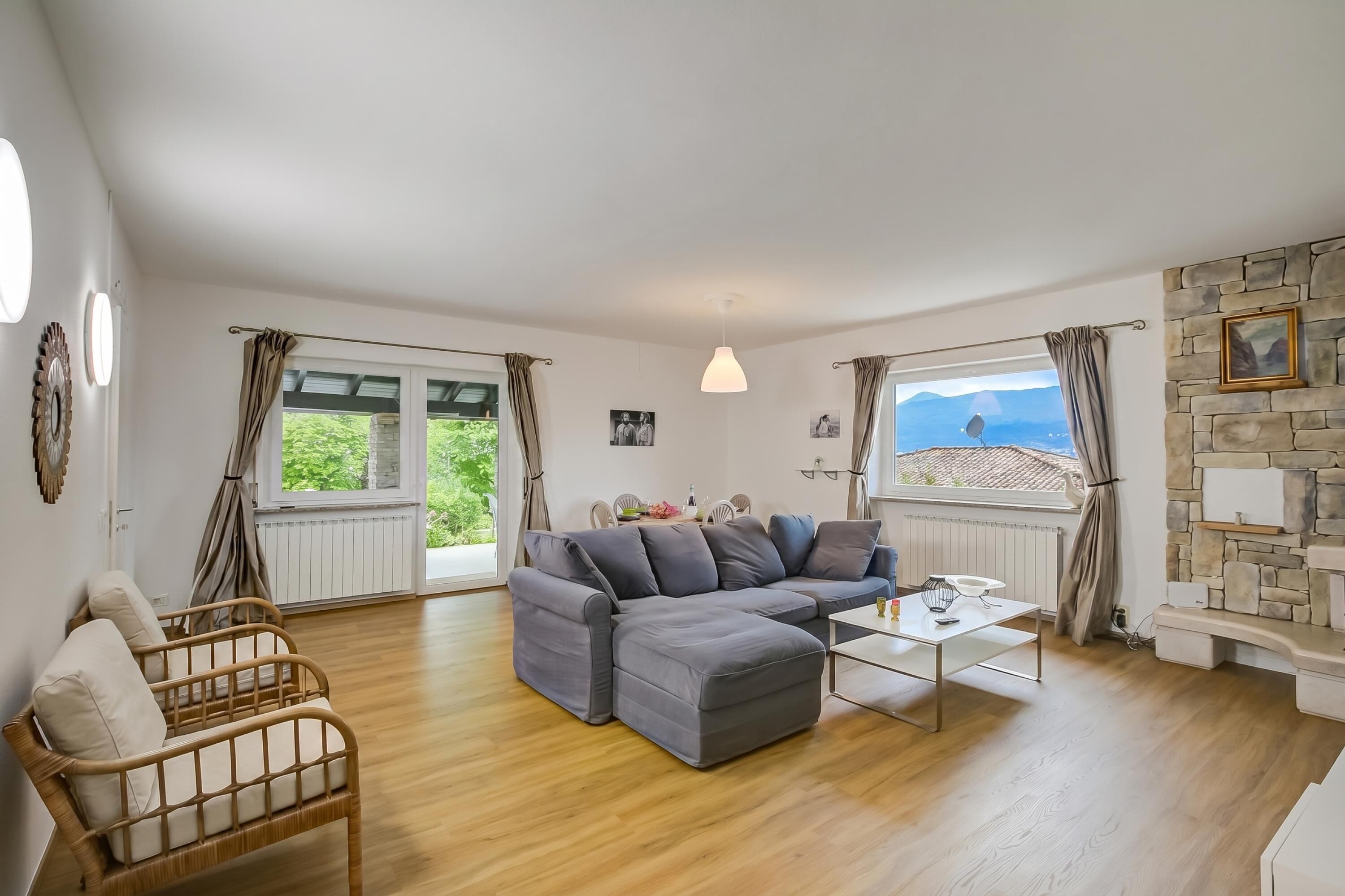 Villa familiare, camere multiple, 2 bagni, lato montagna (Casa Francesca Garden And View) | Area soggiorno | TV 21 pollici con canali digitali