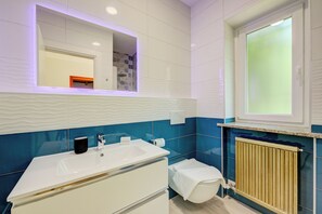 Villa familiare, camere multiple, 2 bagni, lato montagna (Casa Francesca Garden And View) | Bagno | Doccia, asciugacapelli, bidet, asciugamani