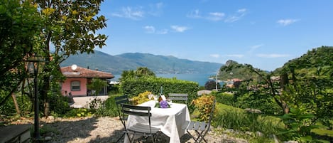 Familienvilla, Mehrere Schlafzimmer, 2 Bäder, Bergseite (Casa Francesca Garden And View) | Speisen im Freien