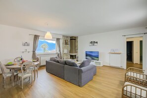 Family Villa, 3 Bedrooms, 2 Bathrooms, Mountainside (Casa Francesca Garden And View) | Living area | 21-inch TV with digital channels