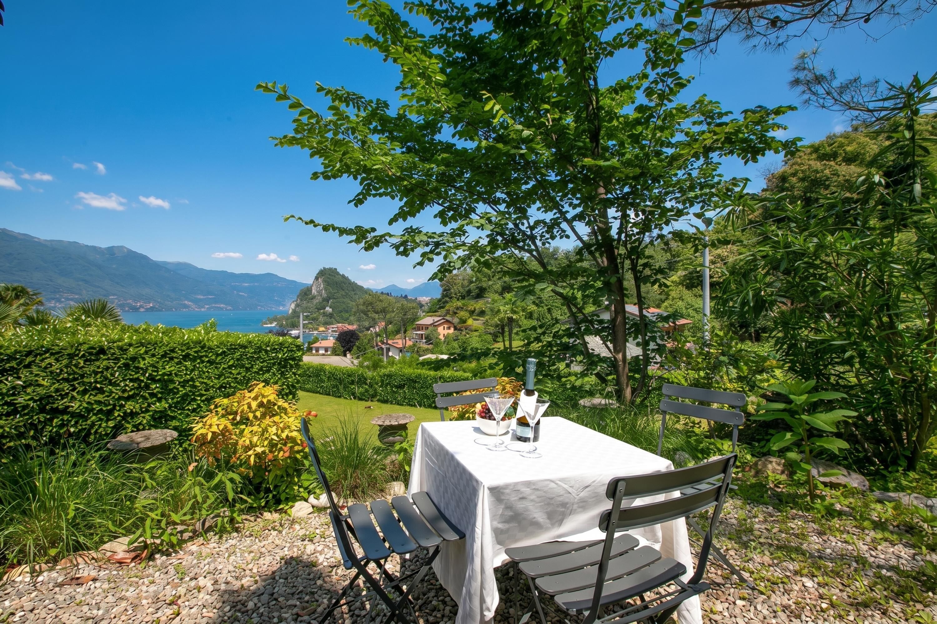 Familienvilla, Mehrere Schlafzimmer, 2 Bäder, Bergseite (Casa Francesca Garden And View) | Speisen im Freien