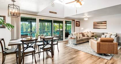 Beautiful waterfront escape with SUPs/kayaks/canoe/paddle boards w/ lake access