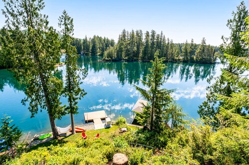 Beautiful waterfront escape with SUPs/kayaks/canoe/paddle boards w/ lake access