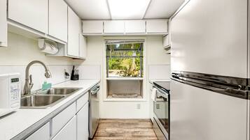 Køleskab, mikrobølgeovn, ovn, kogeplade