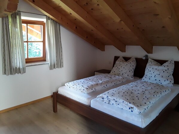 2 bedrooms, internet, bed sheets