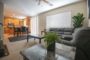 Smart TV, tavolo da ping pong, libri, videoteca