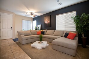 TV connectée, table de tennis de table, livres, vidéothèque